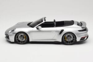 Porsche 911 992 Turbo S Кабриолет Сребрист Minichamps 1:18 155069082 Метал — снимка 3 от 6