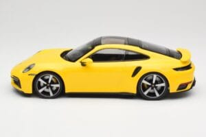 Porsche 911 992 Turbo S Жълт Minichamps 1:18 155069071 Метал — снимка 3 от 6