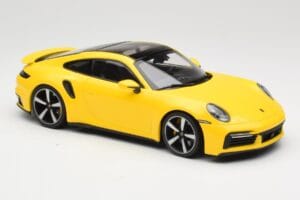 Porsche 911 992 Turbo S Жълт Minichamps 1:18 155069071 Метал — снимка 4 от 6