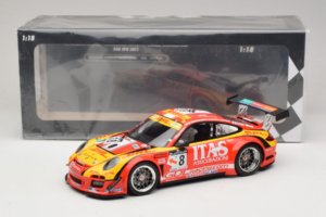 Porsche 911 997 GT3 R #8 De Lorenzi Racing De Lorenzi 24 Hours of Spa 2011 Minichamps 1:18 151118918 Метал — снимка 6 от 6