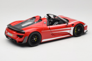 Porsche 918 Spyder Weissach Package Червено Бели Ивици Minichamps 1:18 110062442-O1 Метал — снимка 3 от 8