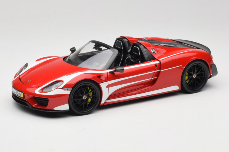 Porsche 918 Spyder Weissach Package Червено Бели Ивици Minichamps 1:18 110062442-O1 Метал