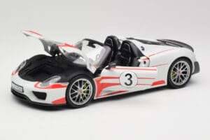 Porsche 918 Spyder Weissach Package Salzburg Minichamps 1:18 110062441 Метал — снимка 2 от 8
