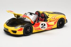 Porsche 918 Spyder Weissach Package Жълт С Ивици Minichamps 1:18 110062446 Метал — снимка 2 от 8