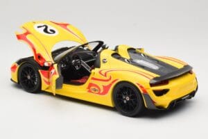 Porsche 918 Spyder Weissach Package Жълт С Ивици Minichamps 1:18 110062446 Метал — снимка 5 от 8