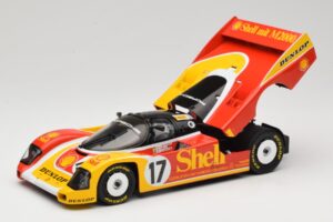 Porsche 962C Group C #17 D. Bell / H-J. Stuck / K. Ludwig 24 Hours of Le Mans 1988 Universal Hobbies 1:18 4704 Метал — снимка 2 от 8