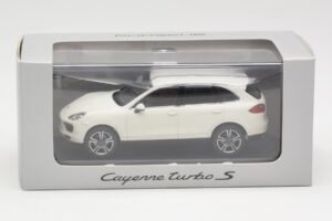 Porsche Cayenne 958 Turbo S Бял Minichamps 1:43 WAP0200220C Метал — снимка 4 от 4