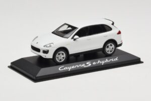 Porsche Cayenne 958 S e-Hybrid Бял Minichamps 1:43 WAP0200040E Метал — снимка 2 от 4