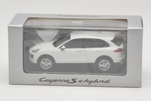 Porsche Cayenne 958 S e-Hybrid Бял Minichamps 1:43 WAP0200040E Метал — снимка 4 от 4