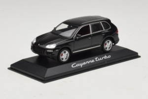 Porsche Cayenne Turbo Dark Green Metallic Minichamps 1:43 WAP02061117 Метал — снимка 2 от 5