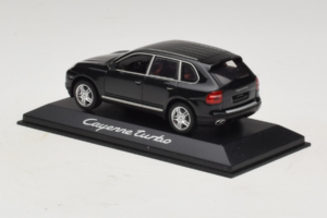 Porsche Cayenne Turbo Dark Green Metallic Minichamps 1:43 WAP02061117 Метал — снимка 3 от 5