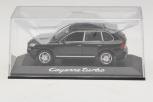 Porsche Cayenne Turbo Dark Green Metallic Minichamps 1:43 WAP02061117 Метал — снимка 4 от 5
