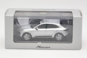 Porsche Macan 95B Silver Grey Metallic Прототип Minichamps 1:43 WAP0201540E Метал — снимка 4 от 4