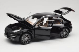 Porsche Macan Turbo 95B Black Metallic Minichamps 1:18 110062502 Метал — снимка 2 от 8