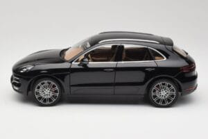 Porsche Macan Turbo 95B Black Metallic Minichamps 1:18 110062502 Метал — снимка 4 от 8