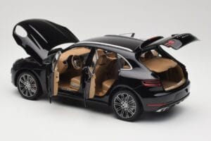 Porsche Macan Turbo 95B Black Metallic Minichamps 1:18 110062502 Метал — снимка 5 от 8