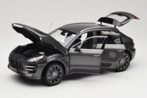 Porsche Macan Turbo 95B Grey Metallic Minichamps 1:18 110062501 Метал — снимка 2 от 8