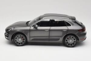 Porsche Macan Turbo 95B Grey Metallic Minichamps 1:18 110062501 Метал — снимка 4 от 8