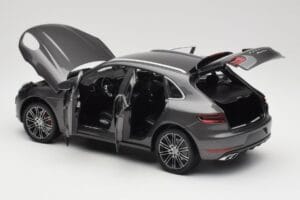 Porsche Macan Turbo 95B Grey Metallic Minichamps 1:18 110062501 Метал — снимка 5 от 8