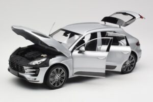 Porsche Macan Turbo 95B Сребърен Minichamps 1:18 110062504 Метал — снимка 2 от 8
