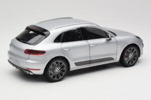 Porsche Macan Turbo 95B Сребърен Minichamps 1:18 110062504 Метал — снимка 3 от 8