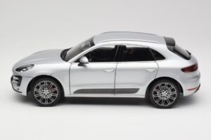 Porsche Macan Turbo 95B Сребърен Minichamps 1:18 110062504 Метал — снимка 4 от 8