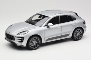 Porsche Macan Turbo 95B Сребърен Minichamps 1:18 110062504 Метал