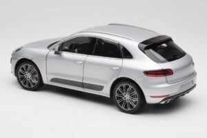 Porsche Macan Turbo 95B Сребърен Minichamps 1:18 110062504 Метал — снимка 5 от 8