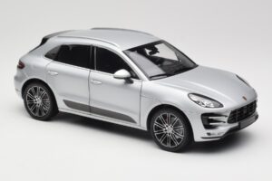 Porsche Macan Turbo 95B Сребърен Minichamps 1:18 110062504 Метал — снимка 6 от 8