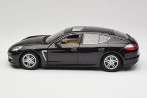 Porsche Panamera Turbo 970 Черен Maisto 1:18 36197 Метал — снимка 4 от 8