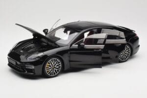 Porsche Panamera 971 Turbo S Черен Metallic Minichamps 1:18 113061076 Метал — снимка 2 от 8