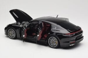 Porsche Panamera 971 Turbo S Черен Metallic Minichamps 1:18 113061076 Метал — снимка 5 от 8