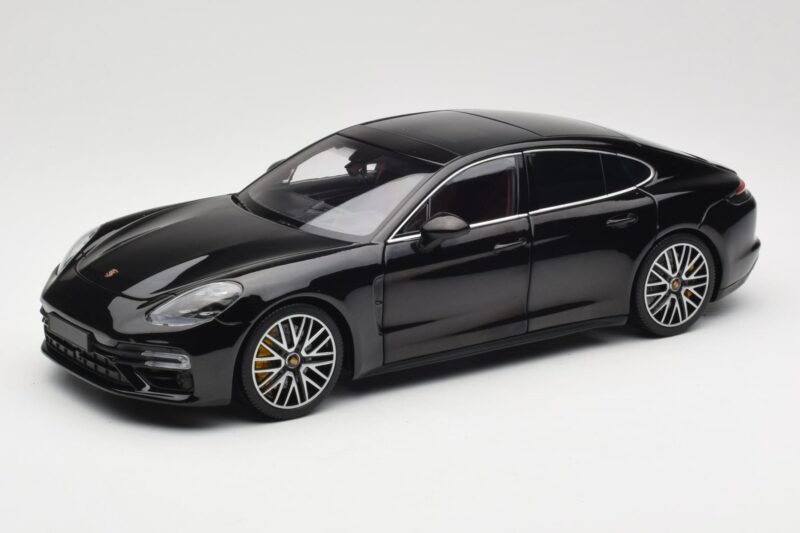 Porsche Panamera 971 Turbo S Черен Metallic Minichamps 1:18 113061076 Метал