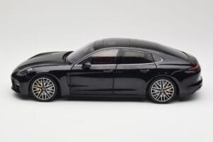Porsche Panamera 971 Turbo S Синьо Metallic Minichamps 1:18 113061075 Метал — снимка 4 от 8