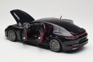Porsche Panamera 971 Turbo S Синьо Metallic Minichamps 1:18 113061075 Метал — снимка 5 от 8