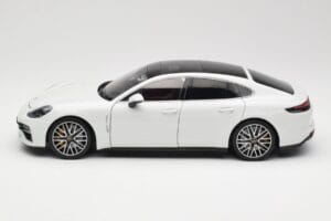 Porsche Panamera 971 Turbo S Бял Metallic Minichamps 1:18 113061074 Метал — снимка 4 от 8