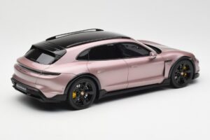 Porsche Taycan Turbo S Cross Turismo Металик Розово GT Spirit 1:18 GT440 Смола — снимка 2 от 6