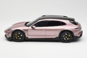 Porsche Taycan Turbo S Cross Turismo Металик Розово GT Spirit 1:18 GT440 Смола — снимка 3 от 6