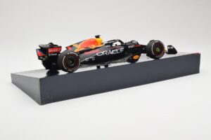 Red Bull Racing RB18 #1 M. Verstappen Winner Austin GP 2022 Minichamps 1:18 113222901 Метал — снимка 3 от 6