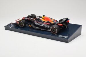 Red Bull Racing RB18 #1 M. Verstappen Winner Austin GP 2022 Minichamps 1:18 113222901 Метал — снимка 5 от 6