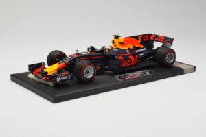 Red Bull Racing Tag Heuer RB13 #3 D. Ricciardo 3rd Place Malaysian GP 2017 Minichamps 1:18 117171503 Метал — снимка 2 от 6