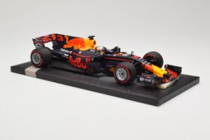 Red Bull Racing Tag Heuer RB13 #3 D. Ricciardo 3rd Place Malaysian GP 2017 Minichamps 1:18 117171503 Метал — снимка 4 от 6