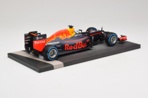 Red Bull RB12 Tag Heuer #3 D. Ricciardo Red Bull Racing Brazilian Grand Prix 2016 Minichamps 1:18 117161203 Смола — снимка 3 от 6
