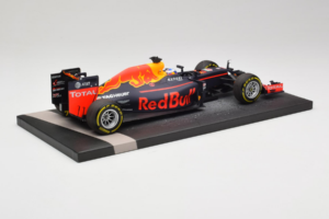 Red Bull RB12 Tag Heuer #3 D. Ricciardo Red Bull Racing Showcar 2016 Minichamps 1:18 117160003 Смола — снимка 3 от 7