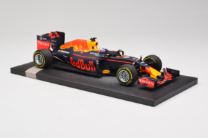 Red Bull RB12 Tag Heuer #3 D. Ricciardo Red Bull Racing Showcar 2016 Minichamps 1:18 117160003 Смола — снимка 4 от 7