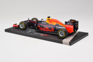 Red Bull RB12 Tag Heuer #3 D. Ricciardo Red Bull Racing Showcar 2016 Minichamps 1:18 117160003 Смола — снимка 5 от 7