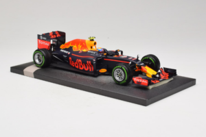 Red Bull RB12 Tag Heuer #33 M. Verstappen Red Bull Racing Showcar 2016 Minichamps 1:18 117161233 Смола — снимка 4 от 7