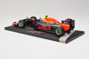 Red Bull RB12 Tag Heuer #33 M. Verstappen Red Bull Racing Showcar 2016 Minichamps 1:18 117161233 Смола — снимка 5 от 7