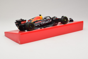 Red Bull RB18 #1 M. Verstappen Oracle Red Bull Racing Japanese Grand Prix Winner World Champion 2022 Minichamps 1:18 11322280 — снимка 3 от 7