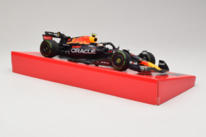 Red Bull RB18 #1 M. Verstappen Oracle Red Bull Racing Japanese Grand Prix Winner World Champion 2022 Minichamps 1:18 11322280 — снимка 4 от 7